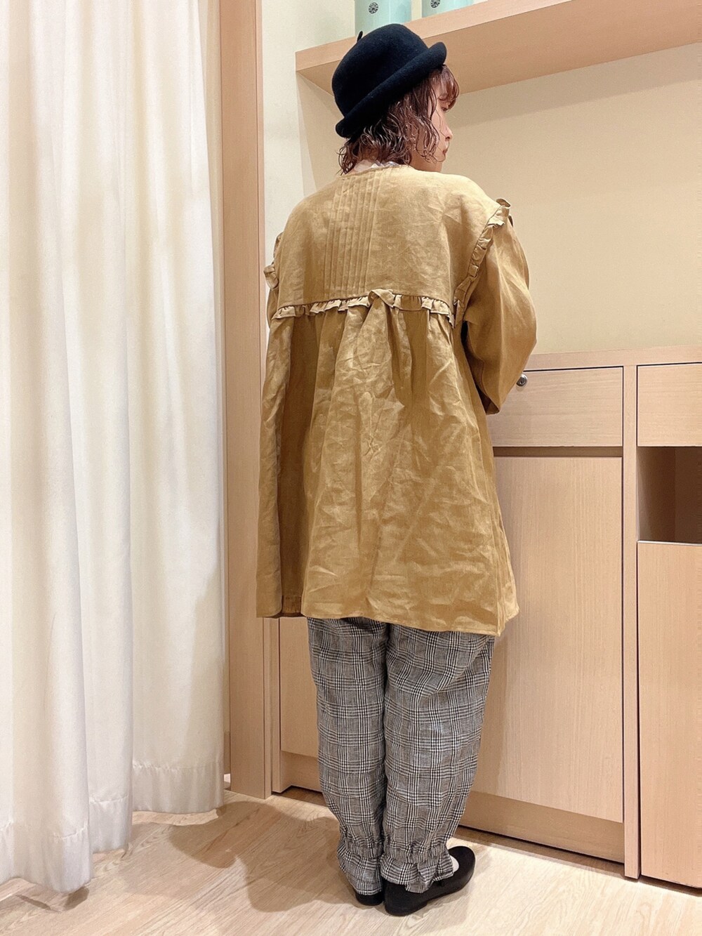 「サマンサ モスモス(Samansa Mos2)、Samansa Mos2、チュニック、フリルブラウス、リネン、麻、フリルパンツ、裾絞りパンツ、秋カラー、秋コーデ、低身長」｜「Samansa Mos2のフェルトロールハット（ハット、ブラック系）」を使った、orinaさん（レディース・153cm）の秋コーディネートの3枚目の写真