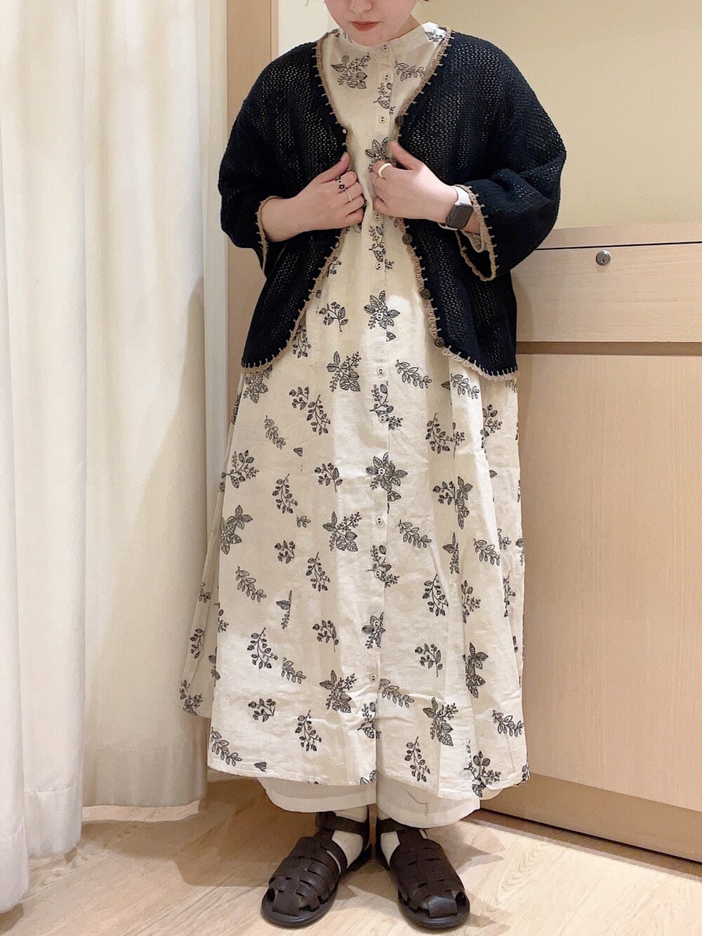 「サマンサ モスモス(Samansa Mos2)、Samansa Mos2、刺繍ワンピース、花刺繍、キナリ、カーディガン、スカラップ、ペチパンツ、初夏コーデ、低身長コーデ、ナチュラル」｜「Samansa Mos2の配色スカラップカーディガン（カーディガン/ボレロ、ブラック系）」を使った、orinaさん（レディース・153cm）の春コーディネートの2枚目の写真