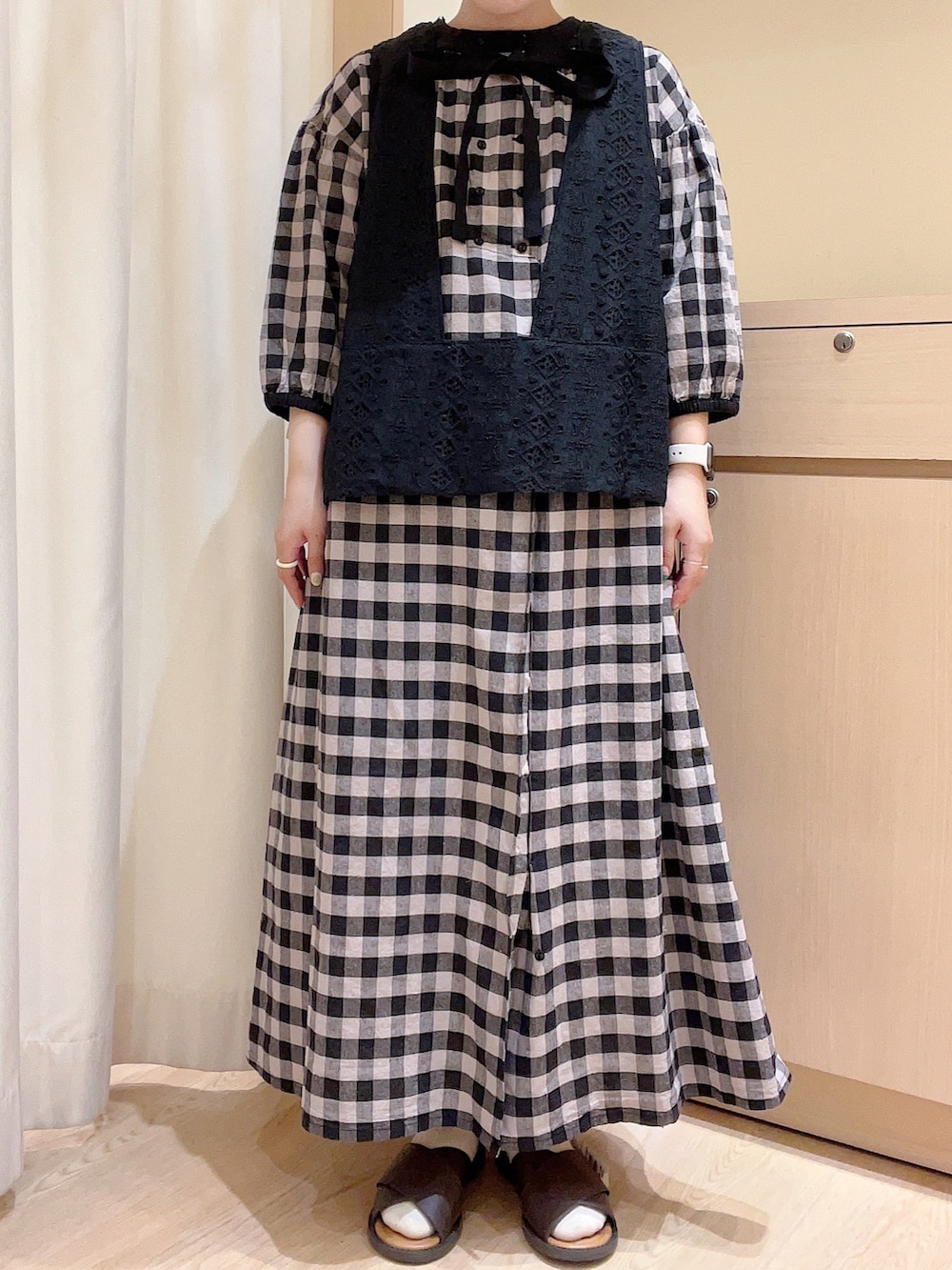 「サマンサ モスモス(Samansa Mos2)、Samansa Mos2、レースベスト、ベスト、レイヤードスタイル、チェックワンピース、ワンピース、おでかけコーデ、低身長コーデ、ガーリー、ナチュラル、おしゃれさんと繋がりたい」｜「Samansa Mos2のお花とつぼみの刺繍ペチパンツ（その他パンツ、ホワイト系）」を使った、orinaさん（レディース・153cm）の春コーディネートの2枚目の写真