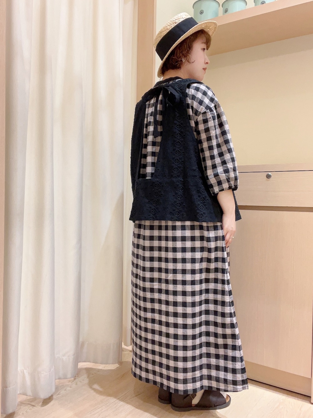 「サマンサ モスモス(Samansa Mos2)、Samansa Mos2、レースベスト、ベスト、レイヤードスタイル、チェックワンピース、ワンピース、おでかけコーデ、低身長コーデ、ガーリー、ナチュラル、おしゃれさんと繋がりたい」｜「Samansa Mos2のお花とつぼみの刺繍ペチパンツ（その他パンツ、ホワイト系）」を使った、orinaさん（レディース・153cm）の春コーディネートの4枚目の写真
