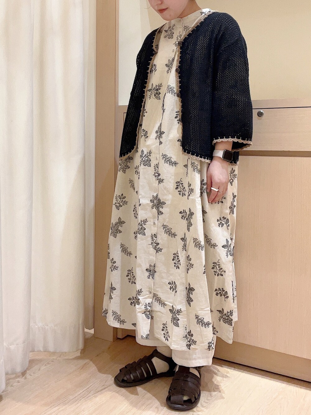 「サマンサ モスモス(Samansa Mos2)、Samansa Mos2、刺繍ワンピース、花刺繍、キナリ、カーディガン、スカラップ、ペチパンツ、初夏コーデ、低身長コーデ、ナチュラル」｜「Samansa Mos2の配色スカラップカーディガン（カーディガン/ボレロ、ブラック系）」を使った、orinaさん（レディース・153cm）の春コーディネートの3枚目の写真