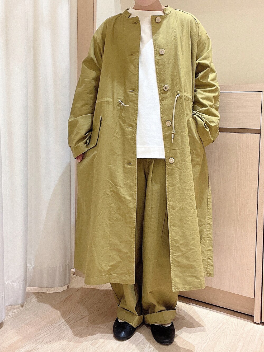「sm2rhythm、サマンサモスモスリズム、セットアップ、セットアップスタイル、春アウター、バルーンパンツ、イエロー、春服、カジュアルコーデ、大人カジュアル、低身長コーデ、おしゃれさんと繋がりたい」｜「sm2rhythmのスタンドカラーコート（その他アウター、イエロー系）」を使った、orinaさん（レディース・153cm）の春コーディネートの2枚目の写真