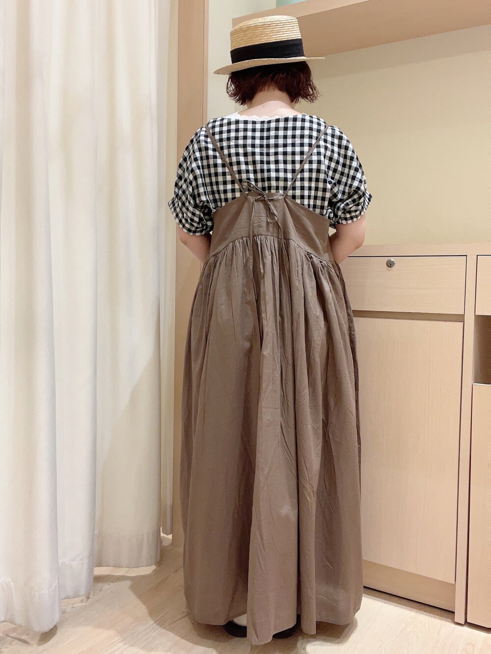 ブラック系のシャツ/ブラウス、ホワイト系のタンクトップ、ブラウン系のワンピースを着用したレディースの夏コーディネートの5枚目の写真