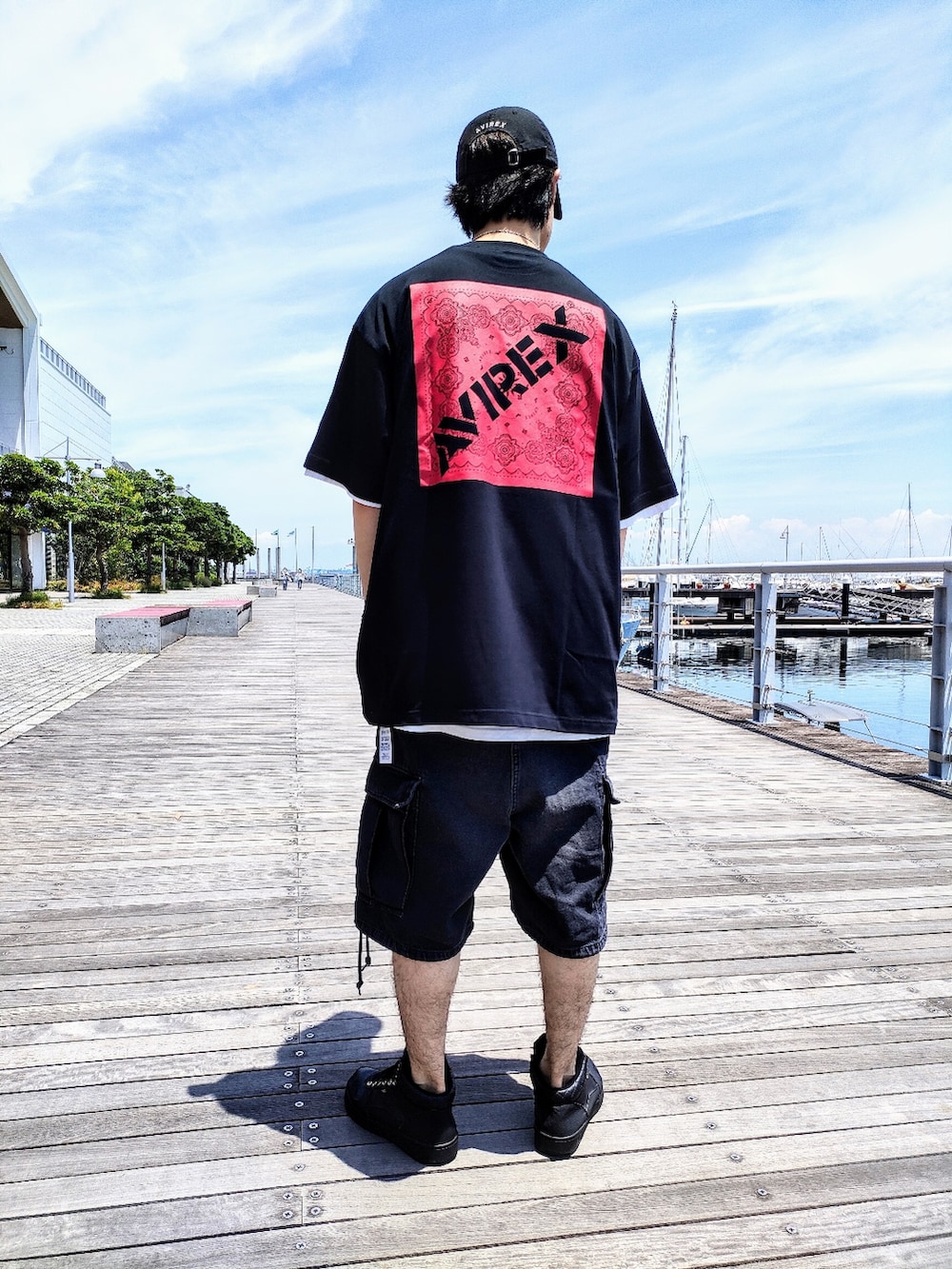 ブラック系のカーゴパンツ、ブラック系のTシャツ/カットソー、ホワイト系のTシャツ/カットソーを着用したメンズの夏コーディネートの2枚目の写真