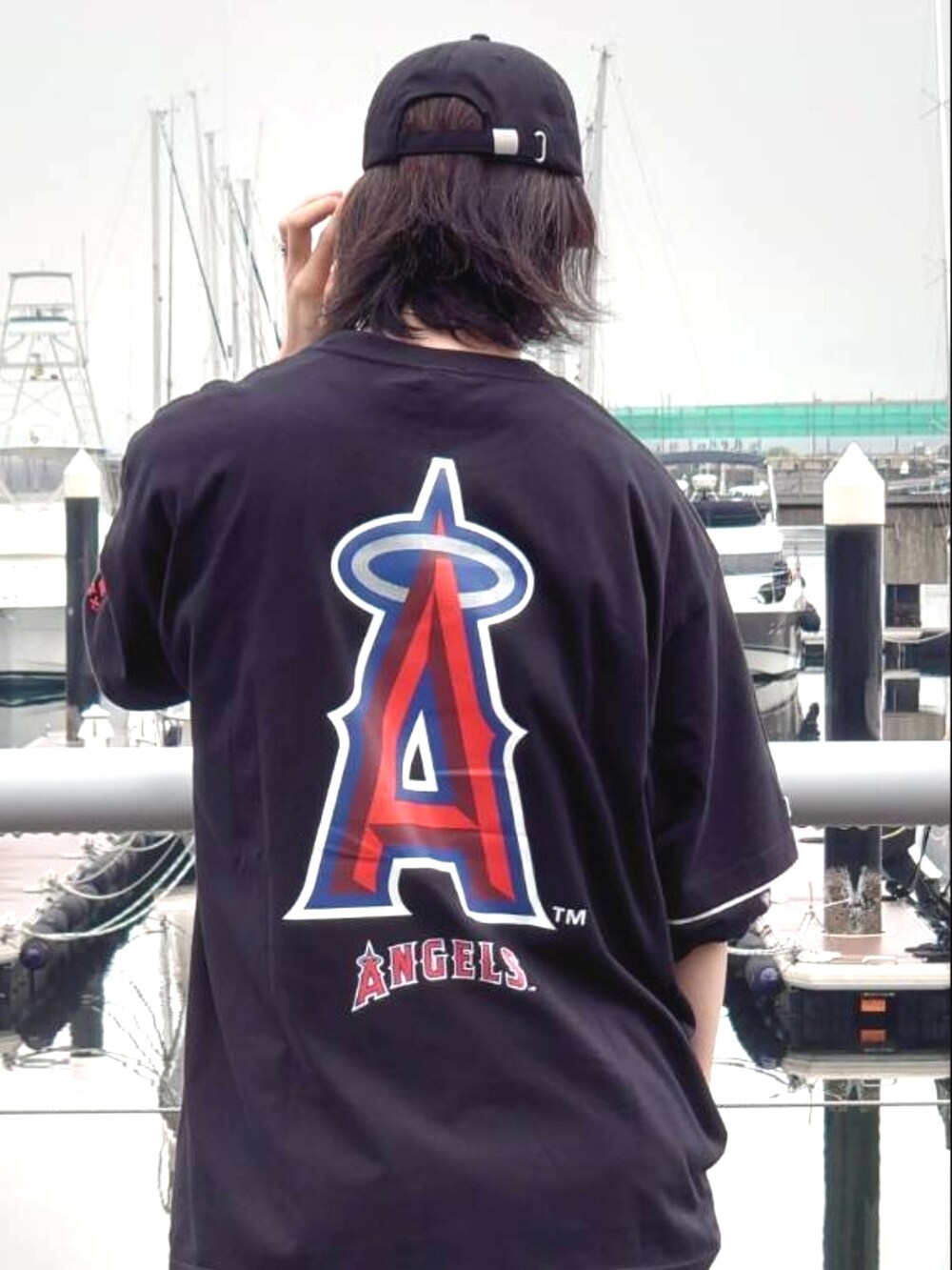 ブラック系のTシャツ/カットソー、ブラック系のTシャツ/カットソー、ブラック系のキャップを着用したメンズの春コーディネートの2枚目の写真