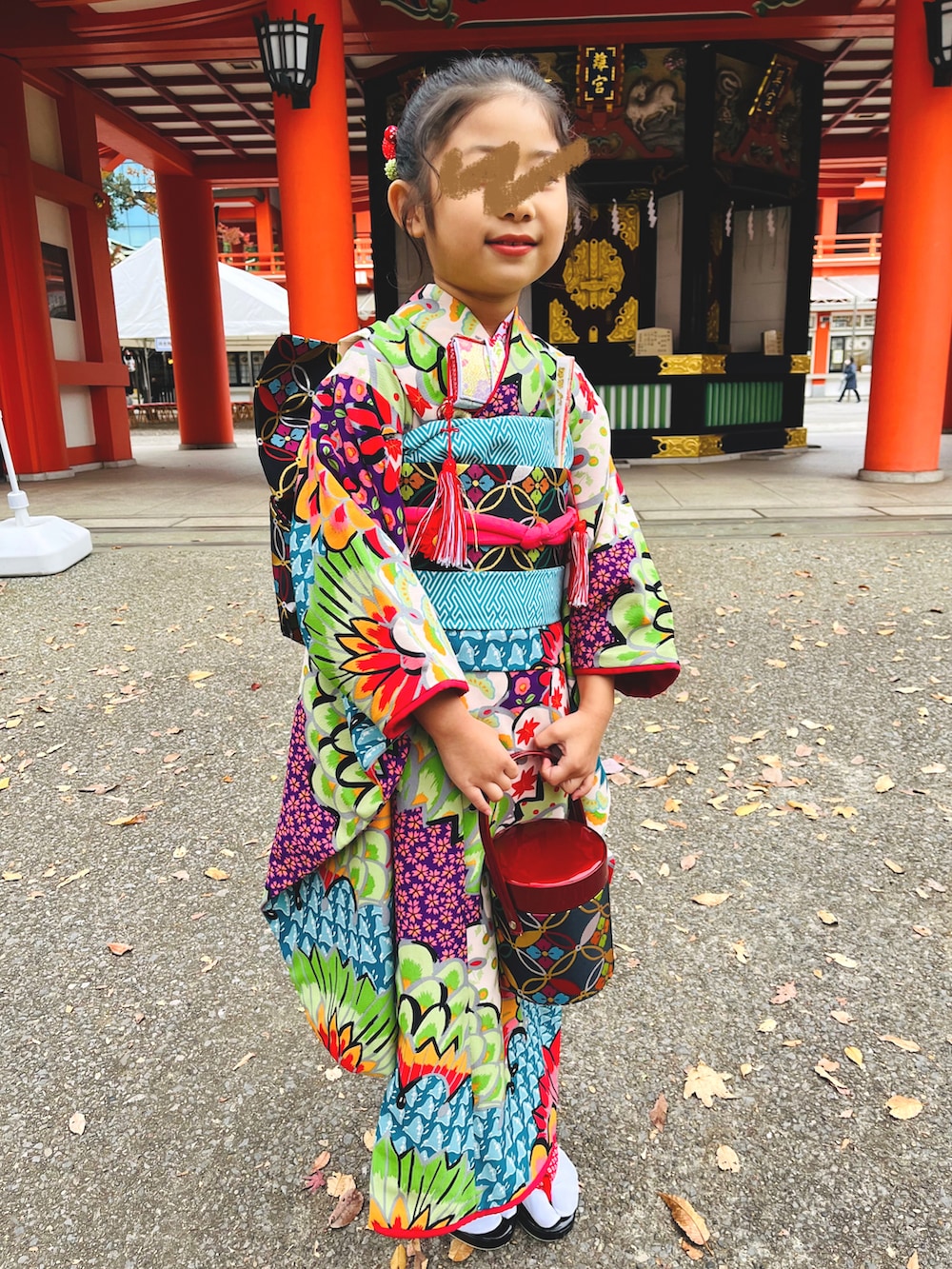 「シンプル、七五三、ママコーデ、フォーマル、ハイネック、シアートップス、ブラック、ジャケット、テーラードジャケット、お参り、モノトーン、着物、753」｜「Chaco closetのシアーハイネックカラーインナートップス（Tシャツ/カットソー、ブラック系）」を使った、yuさん（レディース・158cm）の秋コーディネートの3枚目の写真