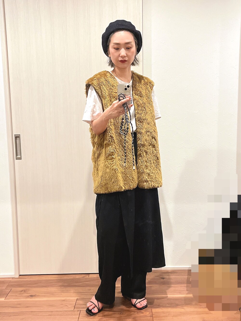 「秋先取りコーデ、着回しコーデ、大人カジュアル、パンツスタイル、Tシャツ、ベストコーデ、ファーベスト、ベレー帽、ラップパンツ、シンプル、ママコーデ」｜「楽天のアイテム（ハンチング/ベレー帽、ブラック系）」を使った、yuさん（レディース・158cm）の秋コーディネートの2枚目の写真