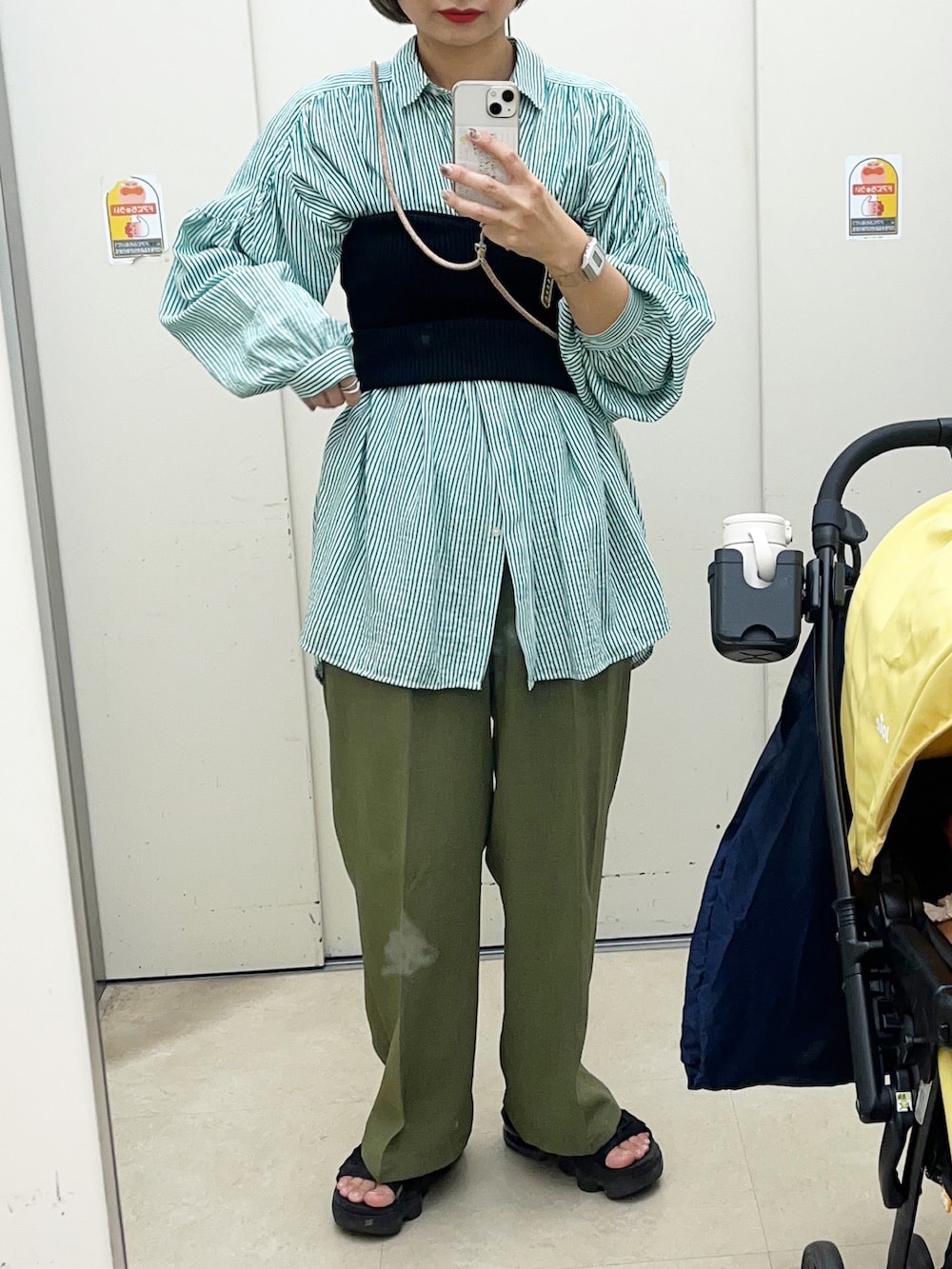 「パンツコーデ、スラックス、グリーン、春服、ボリューム袖、ストライプシャツ、ビスチェ、NIKE、エアマックスココ、ママコーデ」｜「AMERICAN HOLICのバックオープンギャザーチュニック（チュニック、グリーン系）」を使った、yuさん（レディース・158cm）の春コーディネートの2枚目の写真