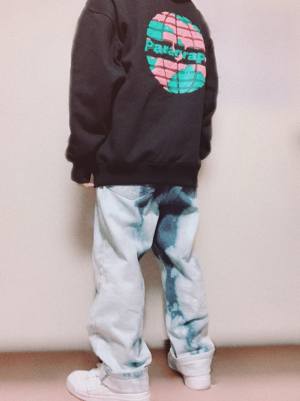 ブラック系のパーカー、ブルー系のデニムパンツ、ホワイト系のスニーカーを着用したメンズの冬コーディネートの2枚目の写真