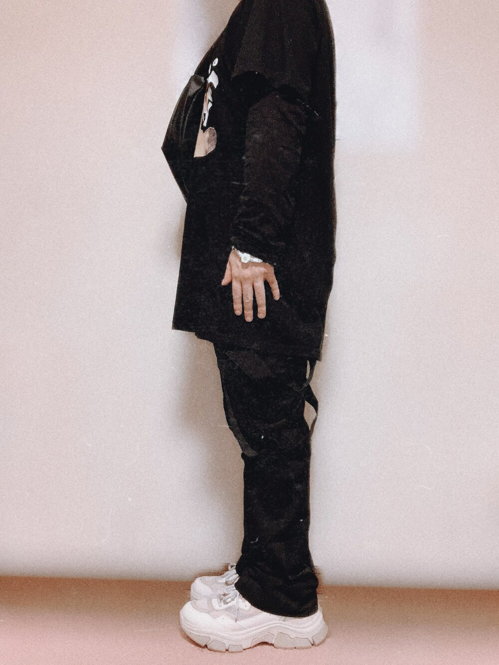 ブラック系のその他パンツ、ベージュ系のスニーカー、ブラック系のTシャツ/カットソーを着用したメンズの春コーディネートの2枚目の写真