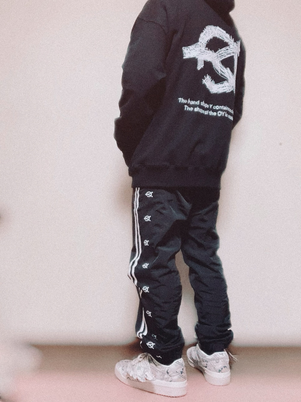 ブラック系のその他パンツ、ベージュ系のスニーカー、ブラック系のパーカーを着用したメンズの冬コーディネートの2枚目の写真