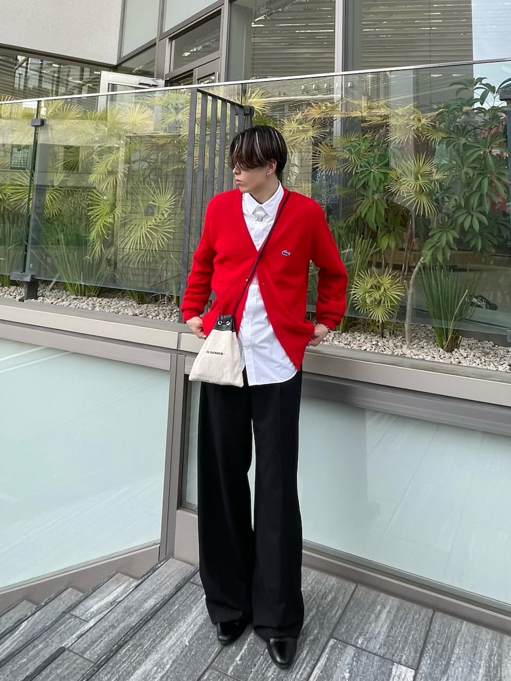 「春、春コーデ、カーディガン、cardigan、カーディガンコーデ、ラコステ、シャツ、シャツコーデ、ジルサンダー、JILSANDER、エイチアンドエム」｜「H&Mのアイテム（シャツ/ブラウス、ホワイト系）」を使った、ryusei 1231さん（メンズ・177cm）の春コーディネートの2枚目の写真