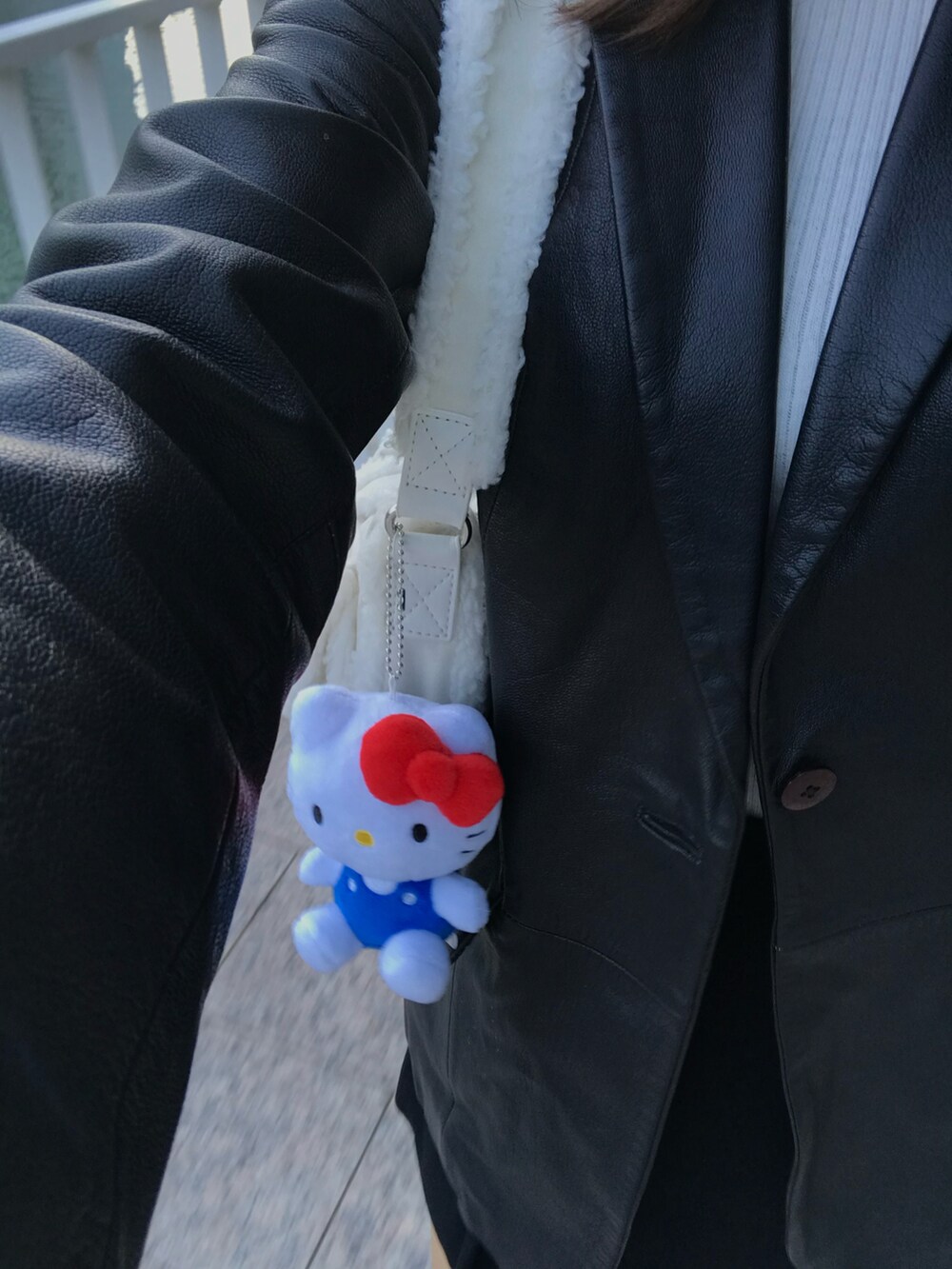 ホワイト系のその他トップス、ブラック系のスカート、ブラック系のブーツを着用したレディースの秋コーディネートの2枚目の写真