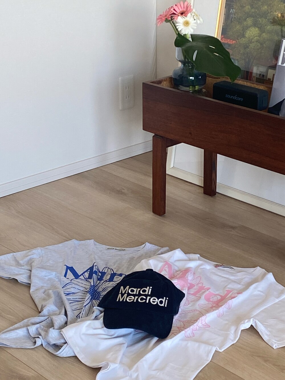 ホワイト系のTシャツ/カットソーを着用したレディースの夏コーディネートの2枚目の写真