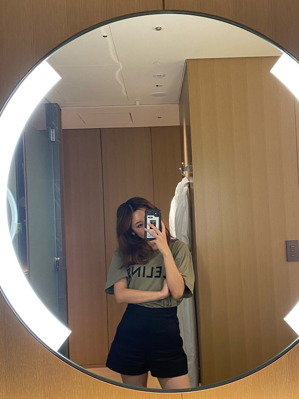 グリーン系のTシャツ/カットソー、ブラック系のトートバッグ、ブラック系のその他パンツを着用したレディースの秋コーディネートの2枚目の写真