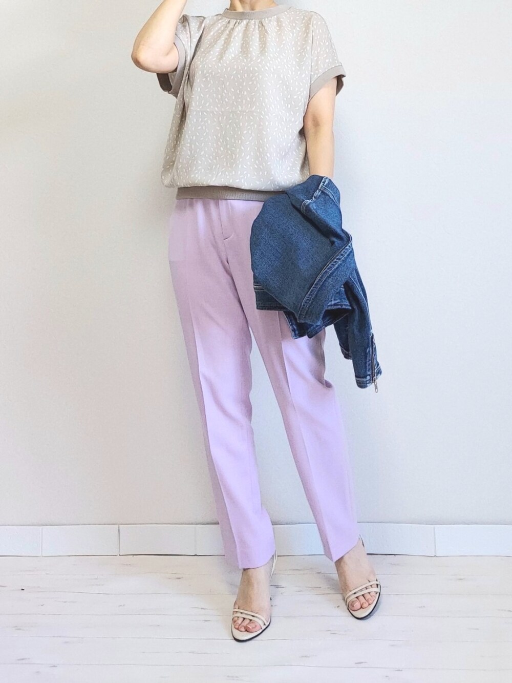 ピンク系のスラックス、ベージュ系のシャツ/ブラウス、ブルー系のデニムジャケットを着用したレディースの春コーディネートの2枚目の写真