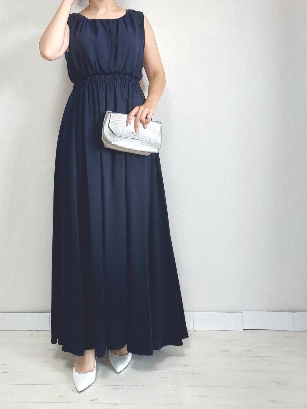 ブルー系のワンピースを着用したレディースの夏コーディネートの2枚目の写真