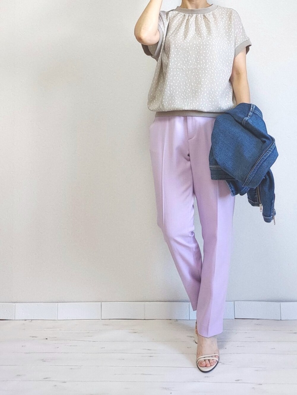 ピンク系のスラックス、ベージュ系のシャツ/ブラウス、ブルー系のデニムジャケットを着用したレディースの春コーディネートの3枚目の写真