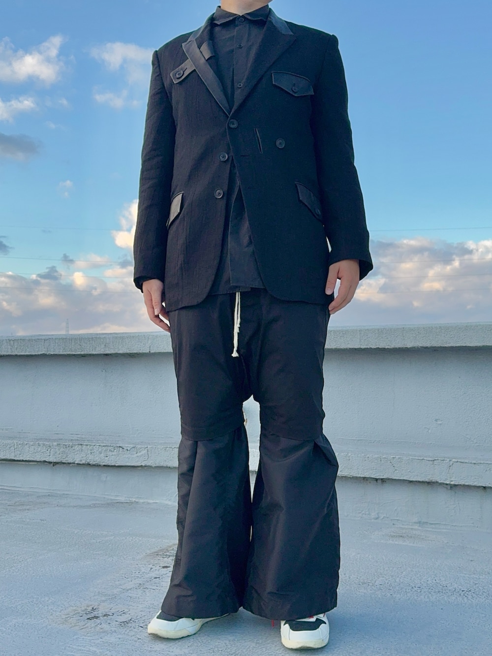 「最近のいい感じコーデ、yohji yamamoto pour homme、RICK OWENS、レイヤードスタイル、モード、NIKE、スニーカー、ワイドパンツ、レザー、sacai、travisscott、GU、ジャケット、モノトーン、シンプルコーデ」｜「Yohji Yamamoto POUR HOMMEのアイテム（テーラードジャケット、ブラック系）」を使った、Haruさん（メンズ・184cm）の秋コーディネートの2枚目の写真