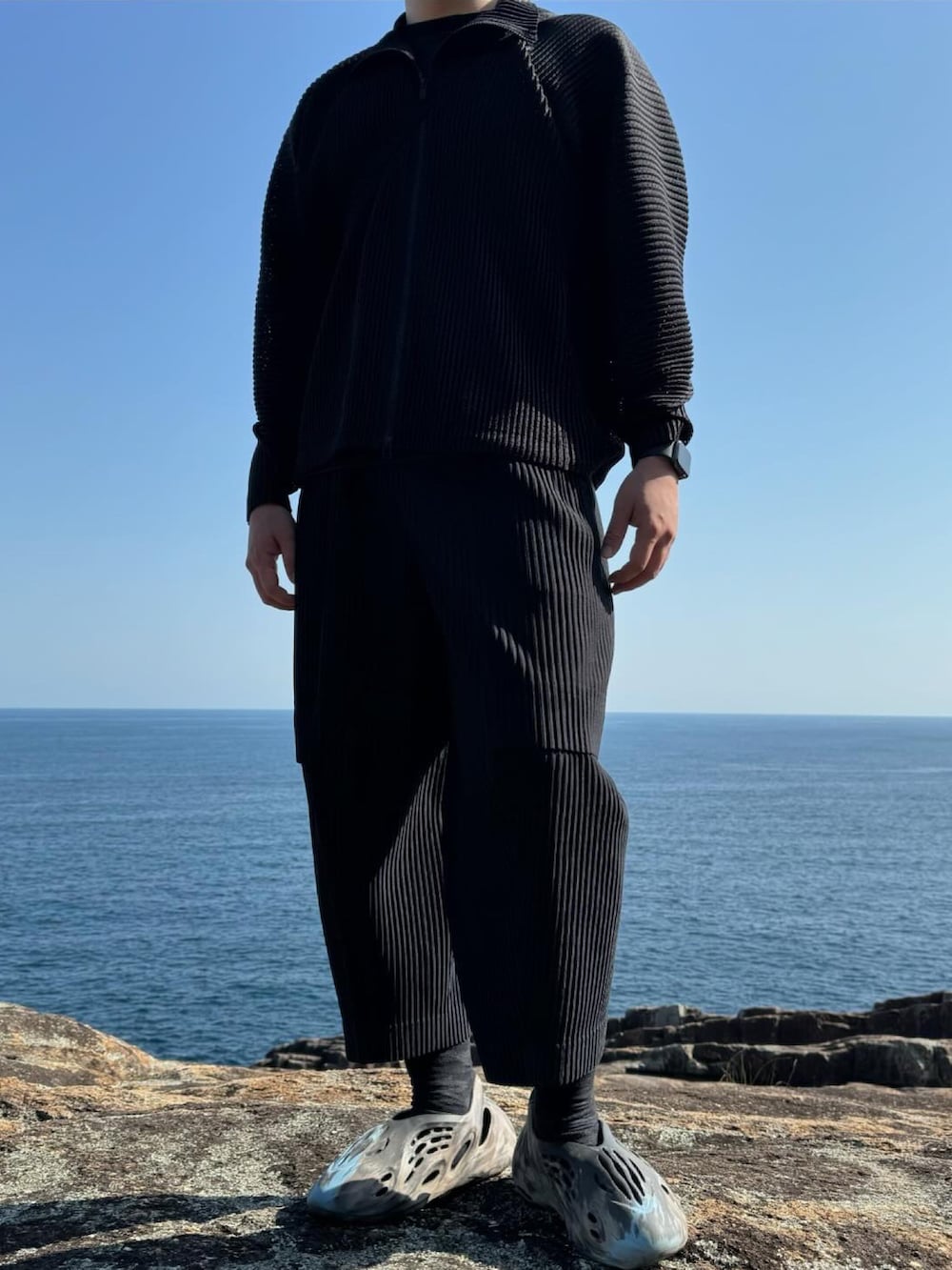 「シンプルコーデ、休日スタイル、HOMME PLISSÉ ISSEY MIYAKE、ISSEY MIYAKE、adidas、yeezy、サンダル、GU、ブラック、モード、ootd、オールブラック、シンプル、カジュアル、カジュアルコーデ」｜「Yeezyのアイテム（サンダル、ブラウン系）」を使った、Haruさん（メンズ・184cm）の春コーディネートの2枚目の写真