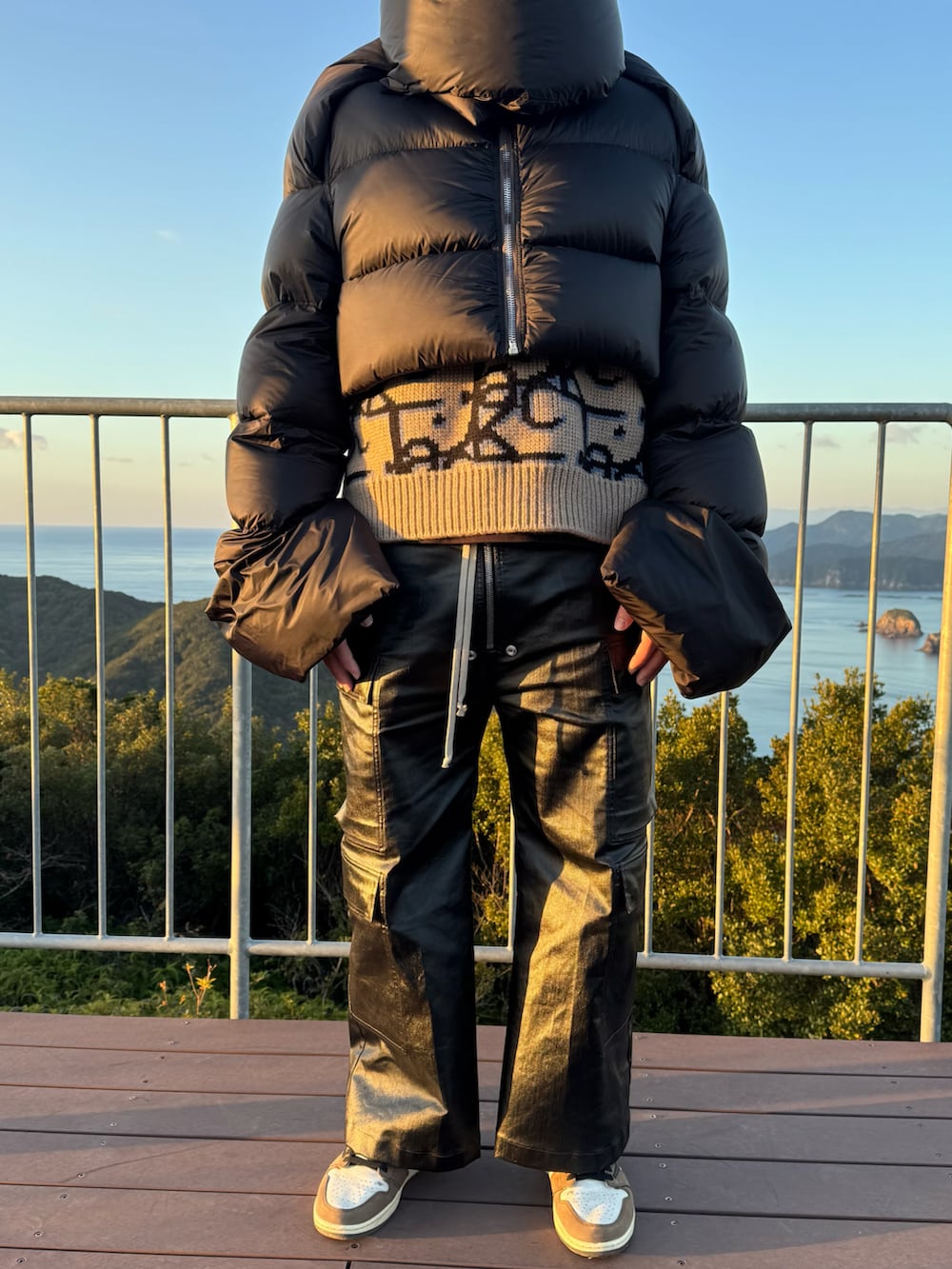 「冬アウター、ダウンジャケット、RICK OWENS、NIKE、スニーカー、ワイドパンツ、デニムパンツ、travisscott、Dior、スニーカーコーデ、ニット、ブラックコーデ、モード、UNIQLO、デニム」｜「Rick Owensのアイテム（ダウンジャケット/コート、ブラック系）」を使った、Haruさん（メンズ・184cm）の冬コーディネートの2枚目の写真