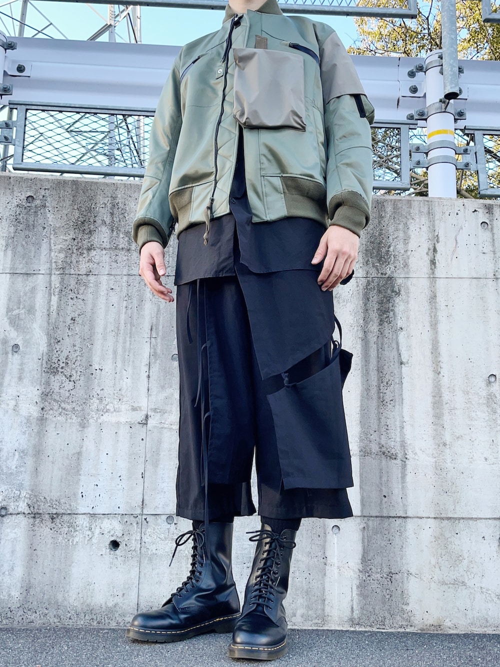 グリーン系のMA-1、ブラック系のシャツ/ブラウス、ブラック系のその他パンツを着用したメンズの春コーディネートの2枚目の写真