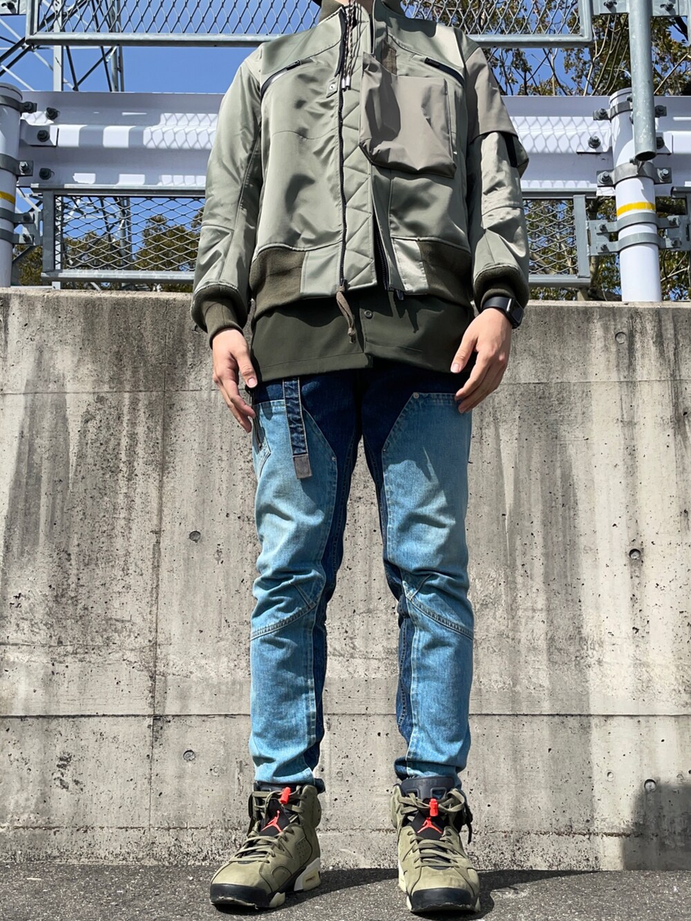 グリーン系のMA-1、ブラック系のハンドバッグ、グリーン系のシャツ/ブラウスを着用したメンズの春コーディネートの2枚目の写真