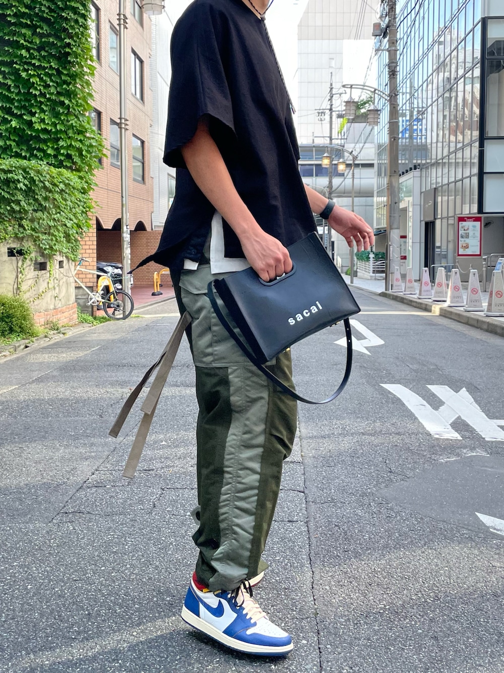 ブラック系のTシャツ/カットソー、ブラック系のTシャツ/カットソー、ホワイト系のタンクトップを着用したメンズの夏コーディネートの3枚目の写真