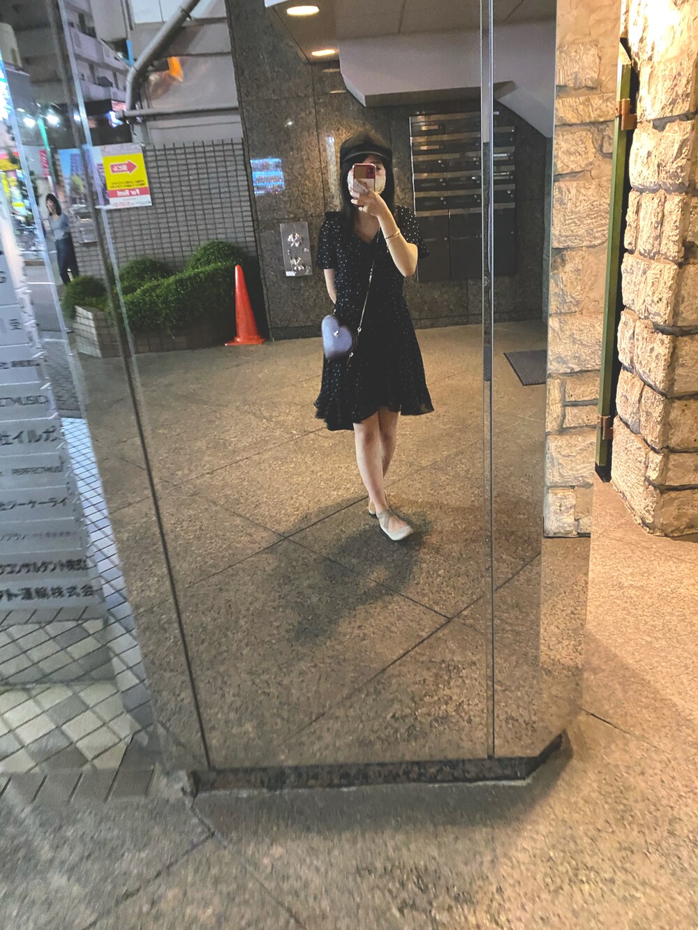 ブラック系のワンピース、レッド系のショルダーバッグ、ピンク系のバレエシューズを着用したレディースの秋コーディネートの2枚目の写真