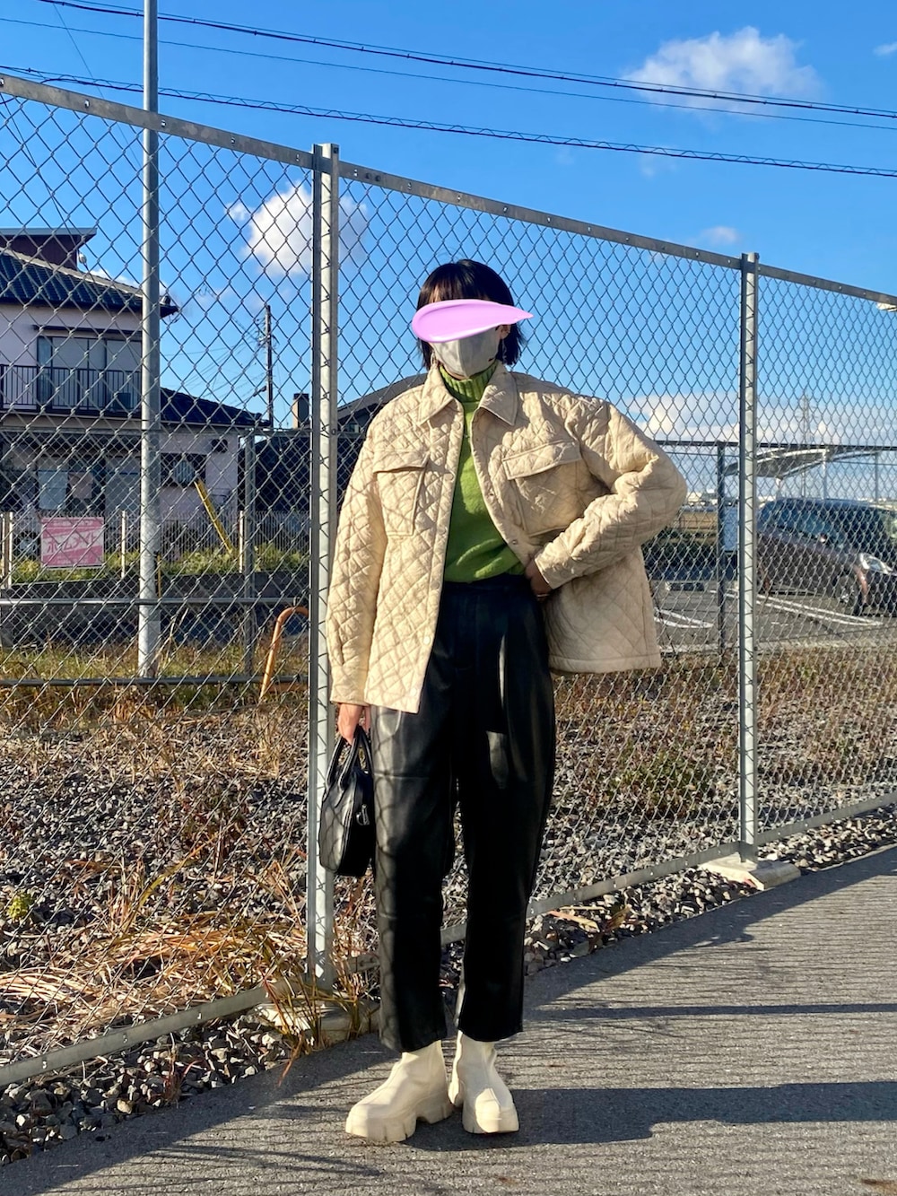 ブラック系のその他パンツ、ホワイト系のブーツ、ブラック系のボストンバッグを着用したレディースの冬コーディネートの2枚目の写真