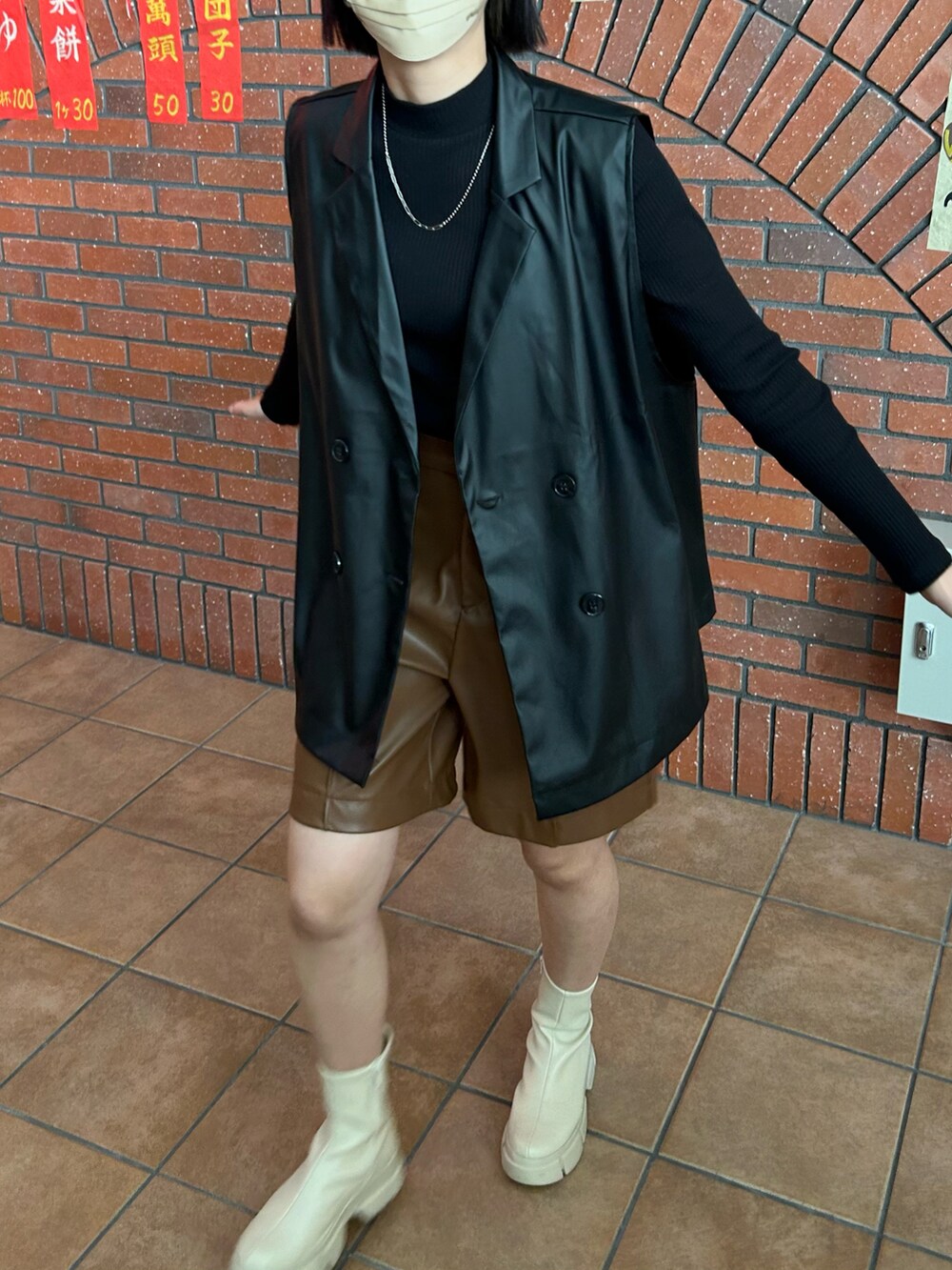 ブラック系のTシャツ/カットソー、ホワイト系のブーツ、ブラウン系のその他パンツを着用したレディースの冬コーディネートの2枚目の写真