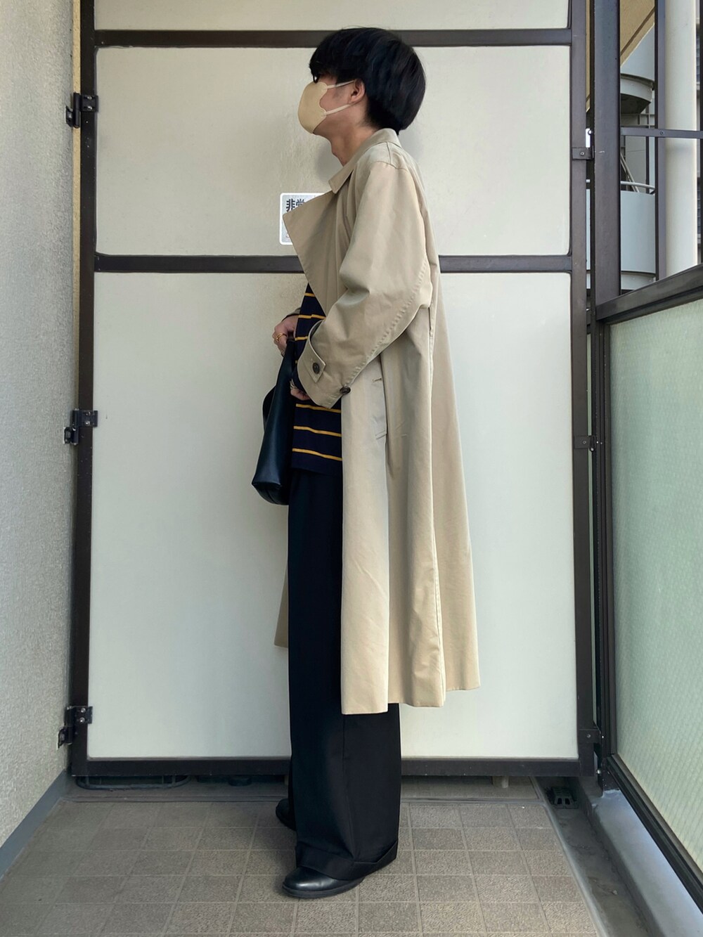 ブラック系のスラックス、ブラック系のハンドバッグ、その他のその他を着用したメンズの秋コーディネートの3枚目の写真