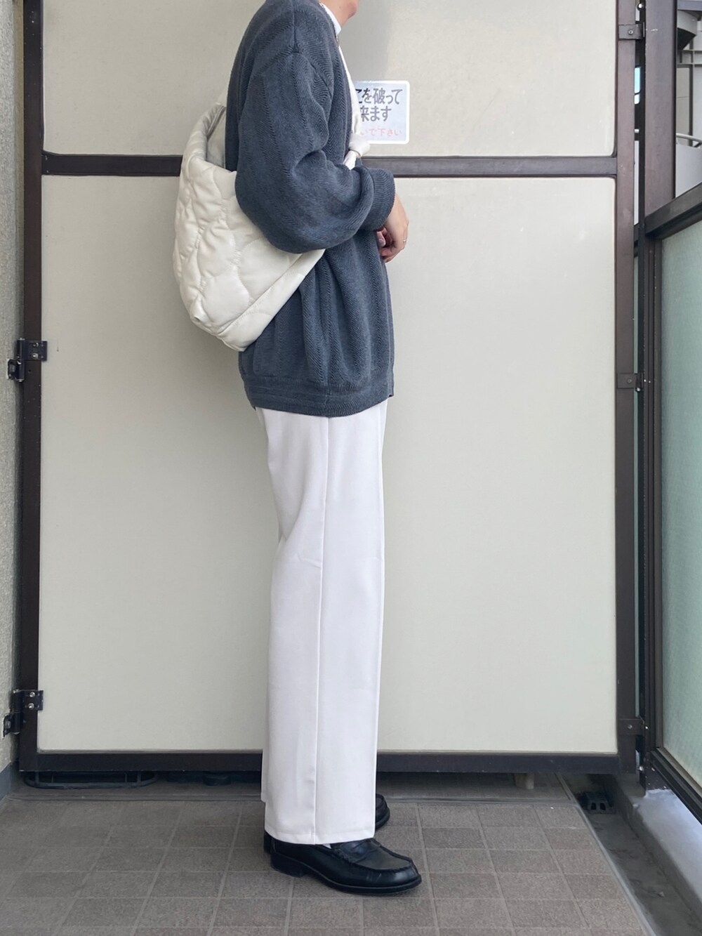 ブラック系のローファー、ホワイト系のショルダーバッグ、その他のその他を着用したメンズの秋コーディネートの4枚目の写真