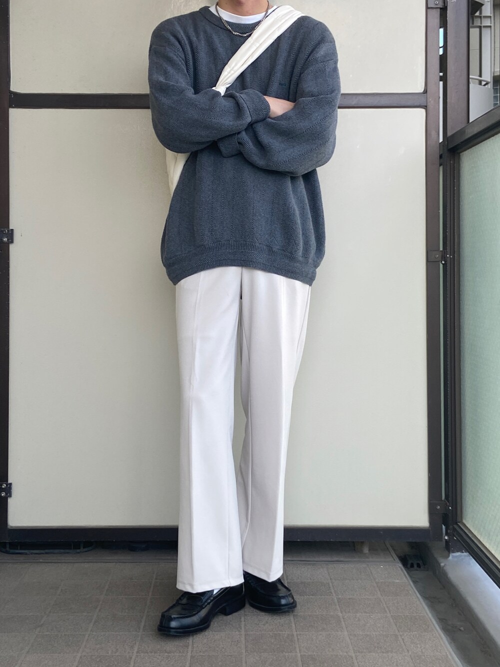 ブラック系のローファー、ホワイト系のショルダーバッグ、その他のその他を着用したメンズの秋コーディネートの2枚目の写真