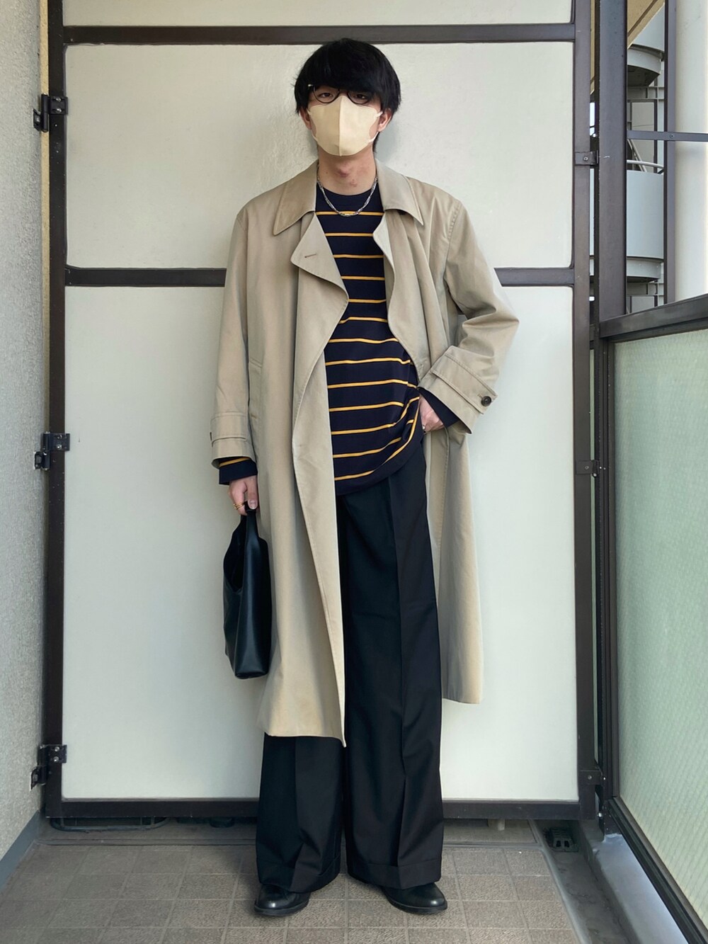 ブラック系のスラックス、ブラック系のハンドバッグ、その他のその他を着用したメンズの秋コーディネートの2枚目の写真