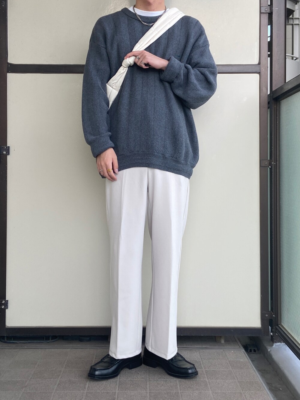 ブラック系のローファー、ホワイト系のショルダーバッグ、その他のその他を着用したメンズの秋コーディネートの3枚目の写真