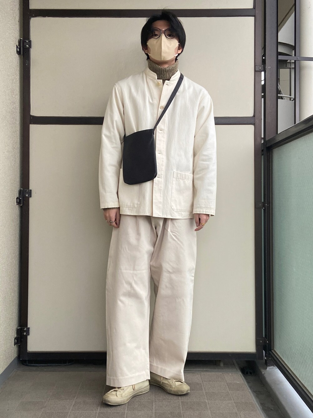 ホワイト系のその他パンツ、ベージュ系のスニーカーを着用したメンズの冬コーディネートの2枚目の写真