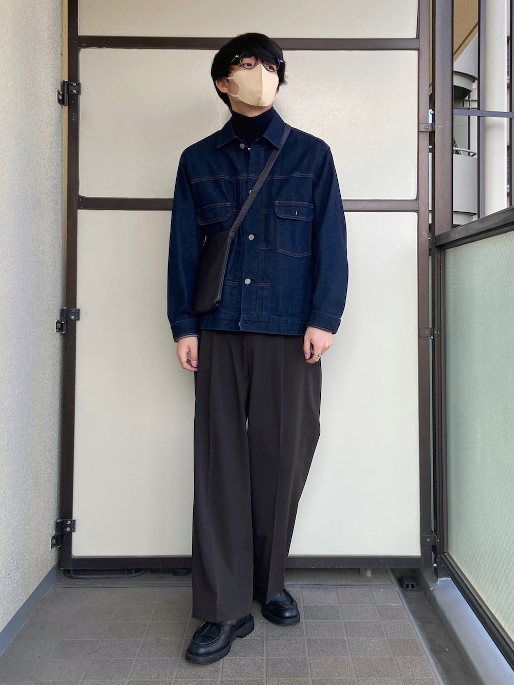 ブラック系のドレスシューズ、その他のその他を着用したメンズの冬コーディネートの2枚目の写真