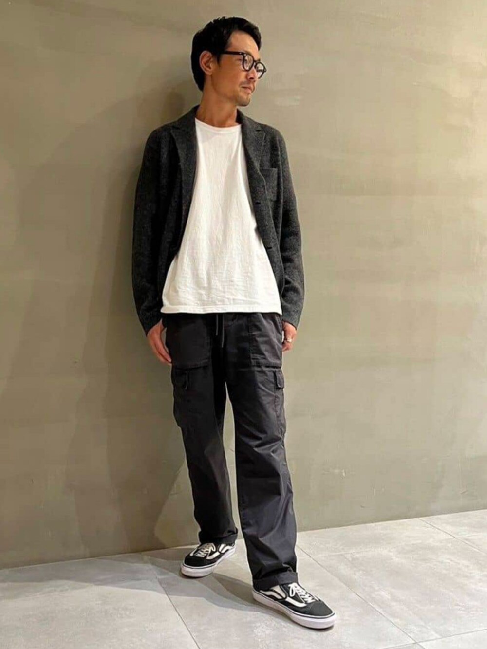 「TOMORROWLAND、トゥモローランド、JAMES PERSE、カーディガン、ニットジャケット、カーゴパンツ、モノトーン、リラックススタイル」｜「JAMES PERSEのカシミヤナイロン ラペルカラーカーディガン MWAS2150（カーディガン/ボレロ、ブラック系）」を使った、Nishio_TOMORROWLANDさん（メンズ・183cm）の秋コーディネートの2枚目の写真