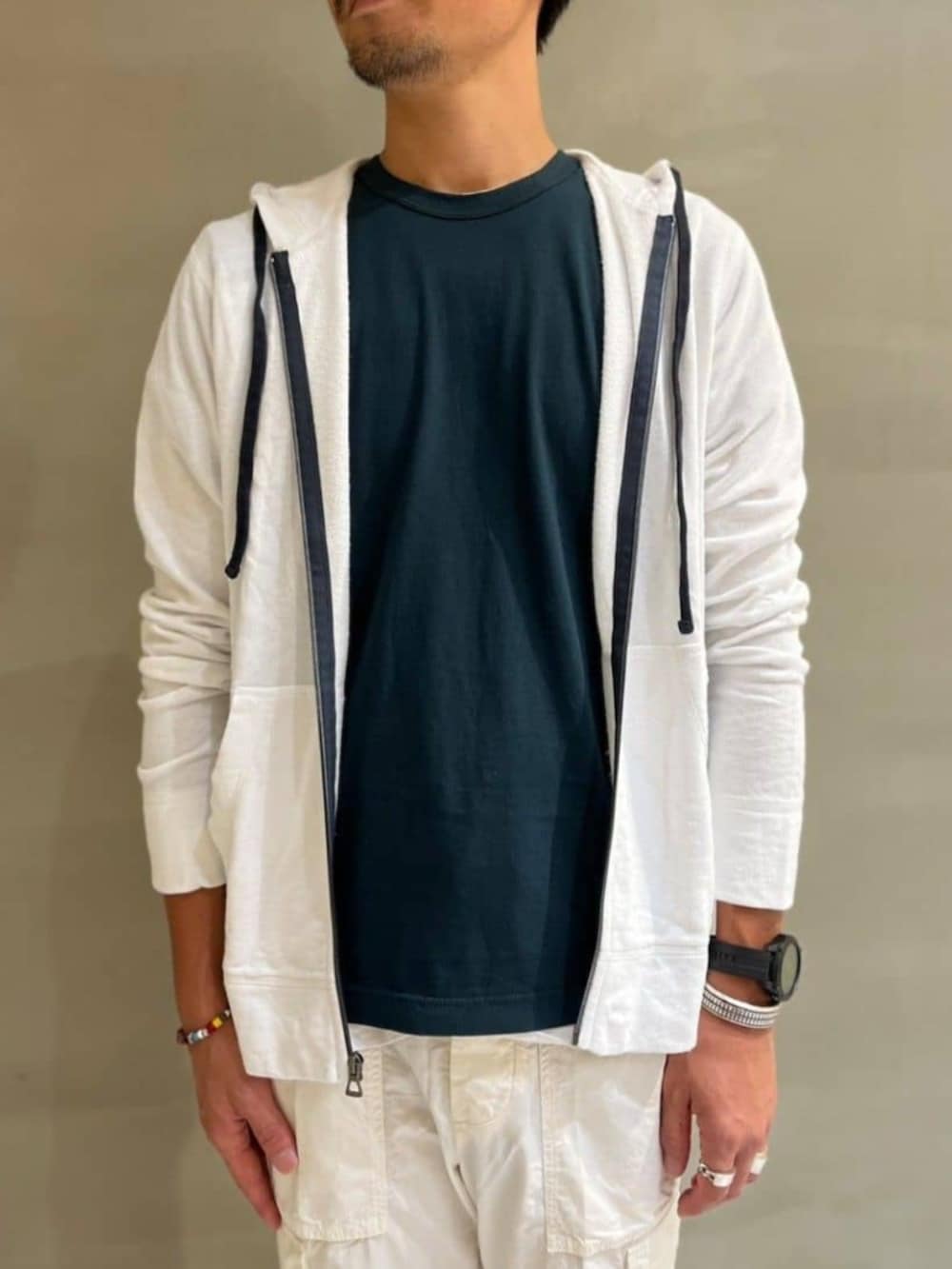 「TOMORROWLAND、トゥモローランド、JAMES PERSE、パーカー、フーディー、Tシャツ、カーゴパンツ、デイリーカジュアル、リラックススタイル」｜「JAMES PERSEのコットンポプリン カーゴパンツ MCPI1359（カーゴパンツ、ベージュ系）」を使った、Nishio_TOMORROWLANDさん（メンズ・183cm）の秋コーディネートの3枚目の写真