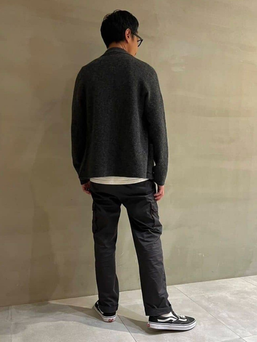「TOMORROWLAND、トゥモローランド、JAMES PERSE、カーディガン、ニットジャケット、カーゴパンツ、モノトーン、リラックススタイル」｜「JAMES PERSEのカシミヤナイロン ラペルカラーカーディガン MWAS2150（カーディガン/ボレロ、ブラック系）」を使った、Nishio_TOMORROWLANDさん（メンズ・183cm）の秋コーディネートの3枚目の写真