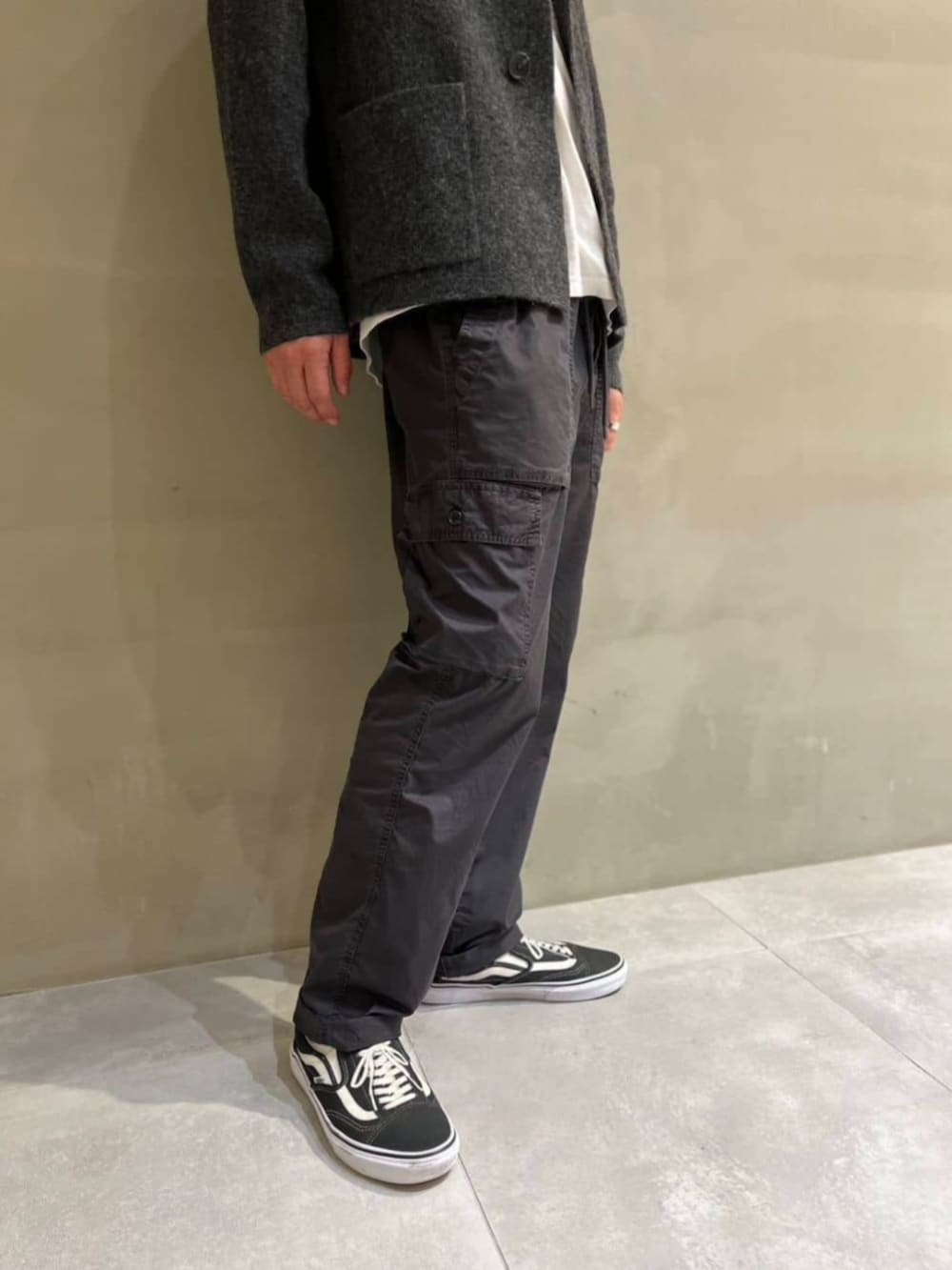 「TOMORROWLAND、トゥモローランド、JAMES PERSE、カーディガン、ニットジャケット、カーゴパンツ、モノトーン、リラックススタイル」｜「JAMES PERSEのカシミヤナイロン ラペルカラーカーディガン MWAS2150（カーディガン/ボレロ、ブラック系）」を使った、Nishio_TOMORROWLANDさん（メンズ・183cm）の秋コーディネートの4枚目の写真