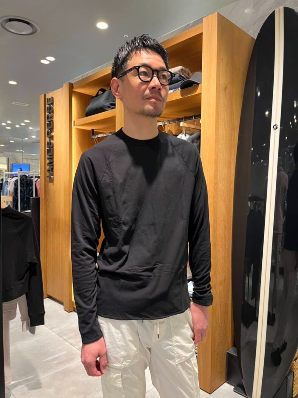 「TOMORROWLAND、トゥモローランド、JAMES PERSE、ロンT、カーゴパンツ、カジュアル、デイリーカジュアル、リラックススタイル」｜「JAMES PERSEのコットン ロングスリーブTシャツ MKJ3029（Tシャツ/カットソー、ブラック系）」を使った、Nishio_TOMORROWLANDさん（メンズ・183cm）の春コーディネートの4枚目の写真