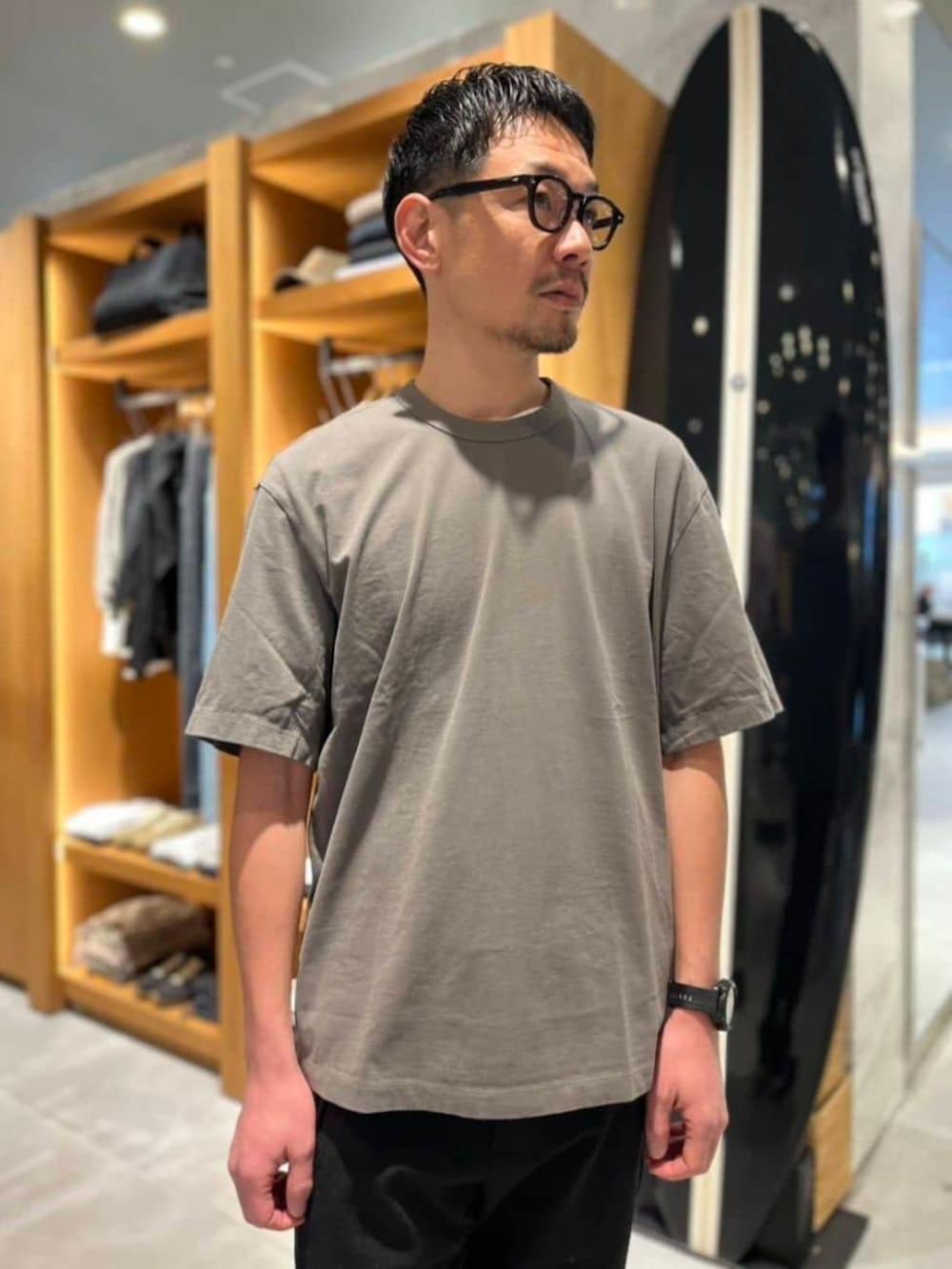 「TOMORROWLAND、トゥモローランド、JAMES PERSE、Tシャツ、フライトパンツ、カジュアル、デイリーカジュアル」｜「JAMES PERSEのヘビーリュクスジャージー クルーネックTシャツ MLOJ3739（Tシャツ/カットソー、グリーン系）」を使った、Nishio_TOMORROWLANDさん（メンズ・183cm）の春コーディネートの5枚目の写真