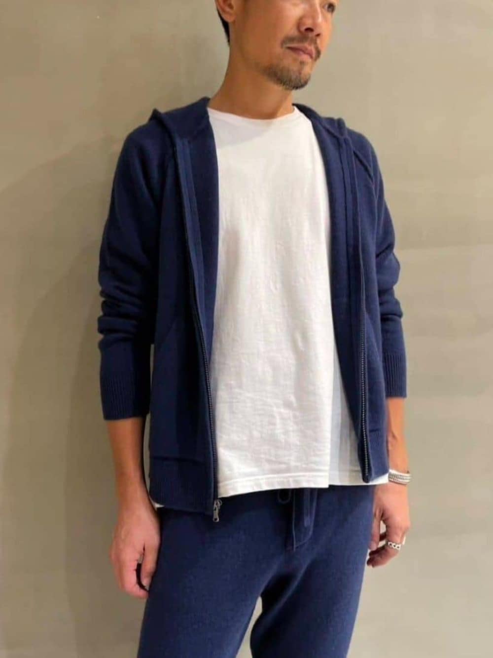 「TOMORROWLAND、トゥモローランド、JAMES PERSE、カシミヤ、ニットパーカー、ニットパンツ、ニットセットアップ、リラックススタイル、デイリーカジュアル、スリッポン」｜「JAMES PERSEのリサイクルカシミヤ ジップアップパーカー MRBC2121（パーカー、ブルー系）」を使った、Nishio_TOMORROWLANDさん（メンズ・183cm）の秋コーディネートの4枚目の写真