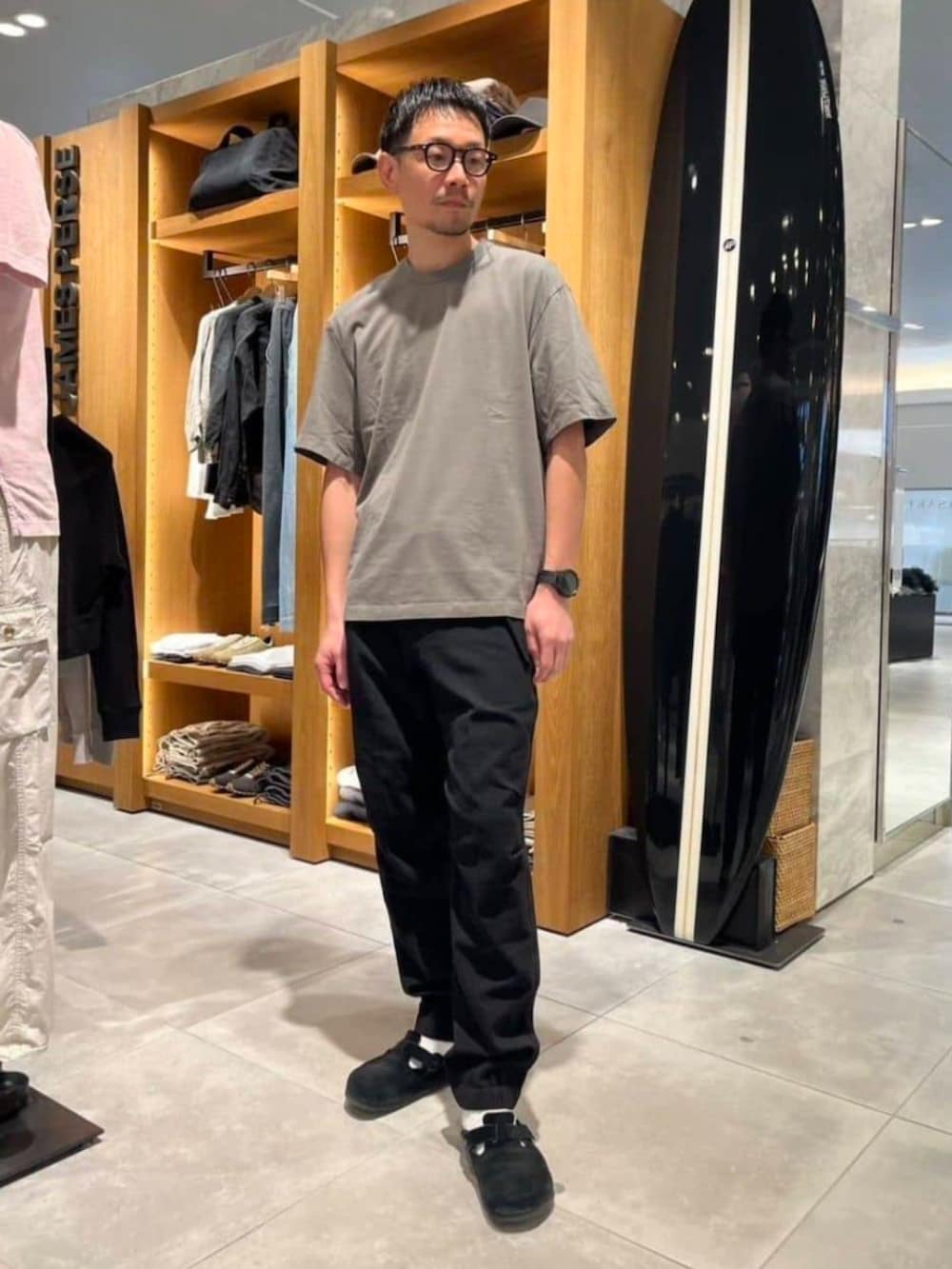 「TOMORROWLAND、トゥモローランド、JAMES PERSE、Tシャツ、フライトパンツ、カジュアル、デイリーカジュアル」｜「JAMES PERSEのヘビーリュクスジャージー クルーネックTシャツ MLOJ3739（Tシャツ/カットソー、グリーン系）」を使った、Nishio_TOMORROWLANDさん（メンズ・183cm）の春コーディネートの2枚目の写真