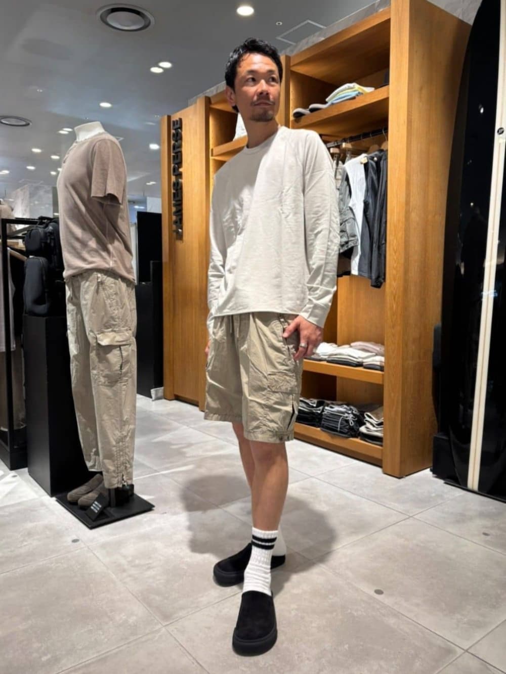 「TOMORROWLAND、トゥモローランド、JAMES PERSE、ロンT、ショーツ、カーゴショーツ、ハーフパンツ、ベージュ、クロッグ、カジュアル、デイリーカジュアル、リラックススタイル」｜「JAMES PERSEのスエード クロッグ SMOTP8466（スリッポン、ブラック系）」を使った、Nishio_TOMORROWLANDさん（メンズ・183cm）の夏コーディネートの2枚目の写真