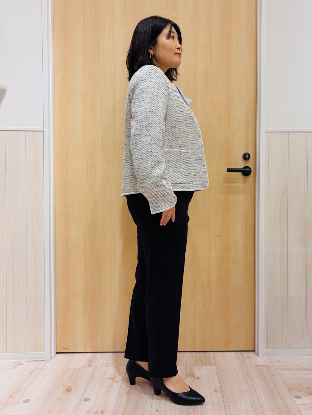 ベージュ系のノーカラージャケット、ブルー系のシャツ/ブラウス、ブラック系のその他パンツを着用したレディースの冬コーディネートの2枚目の写真