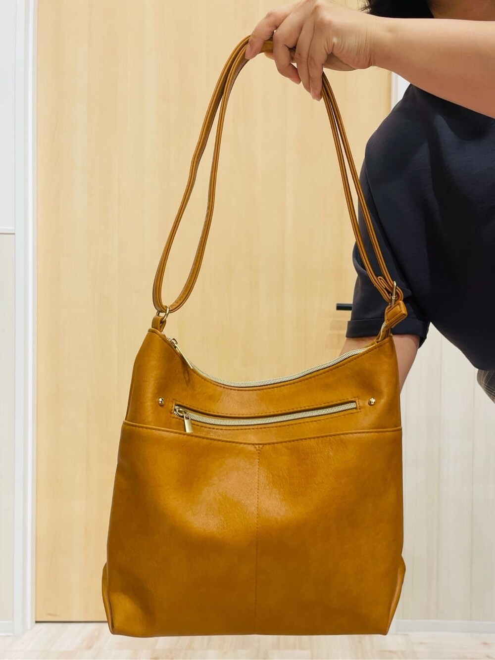 グレー系のシャツ/ブラウス、グレー系のその他パンツ、ブラック系のサンダルを着用したレディースの秋コーディネートの4枚目の写真