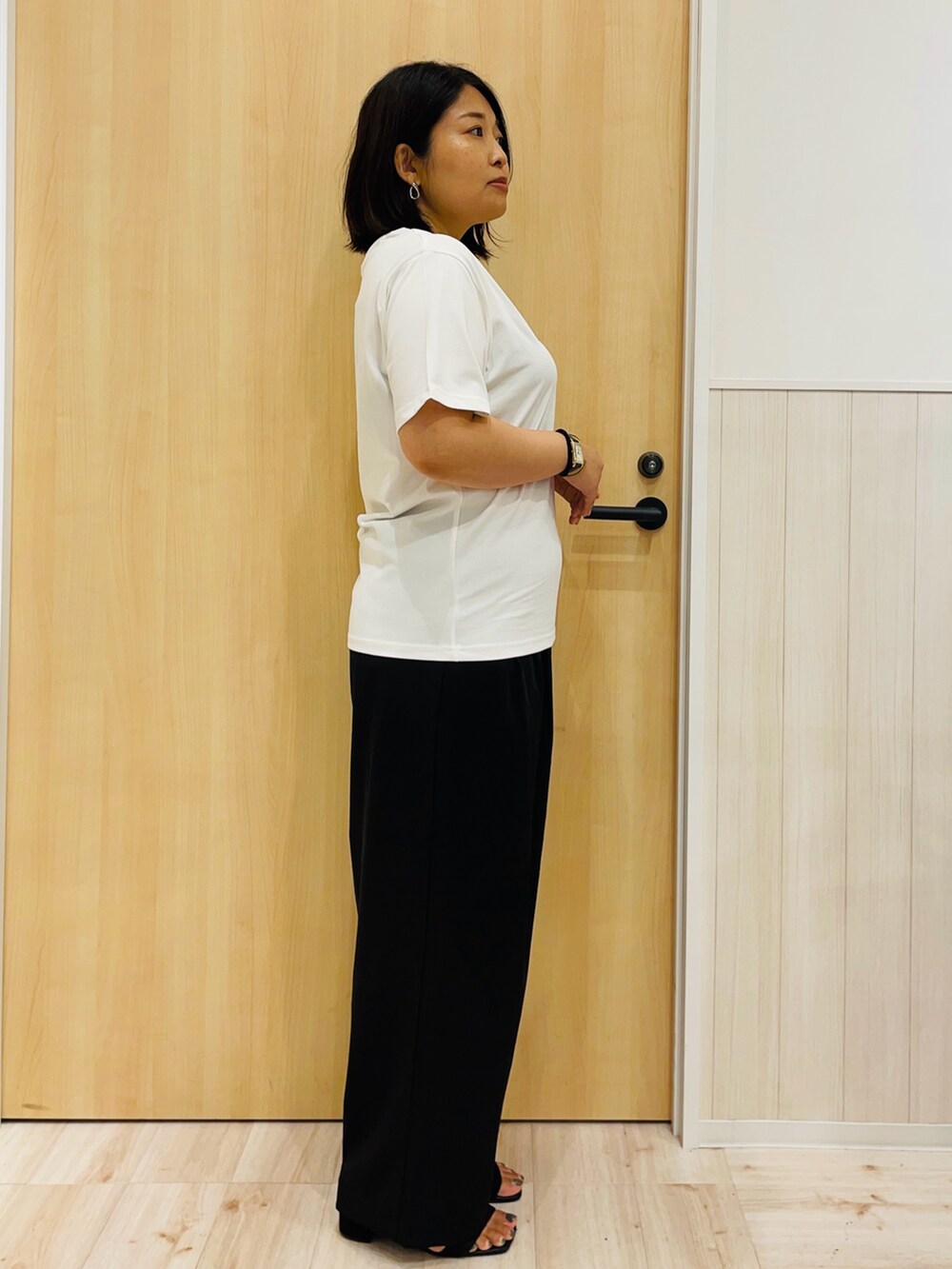 ブラウン系のベスト、ブラック系のその他パンツ、ブラック系のサンダルを着用したレディースの秋コーディネートの5枚目の写真